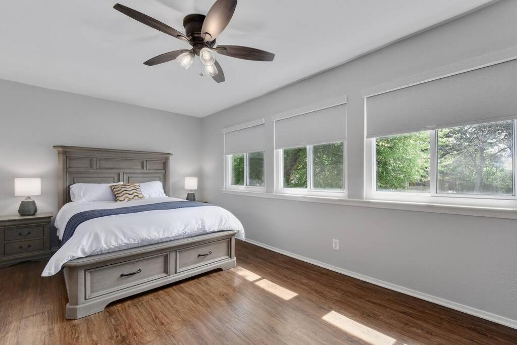 Remodeled 3br, 2.5 Bath Retreat W/ Large Backyard Holiday home *
