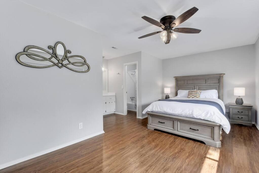 Remodeled 3br, 2.5 Bath Retreat W/ Large Backyard Austin