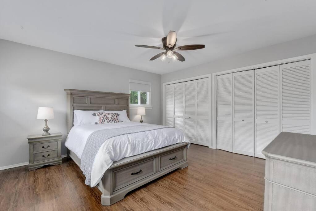 Remodeled 3br, 2.5 Bath Retreat W/ Large Backyard *