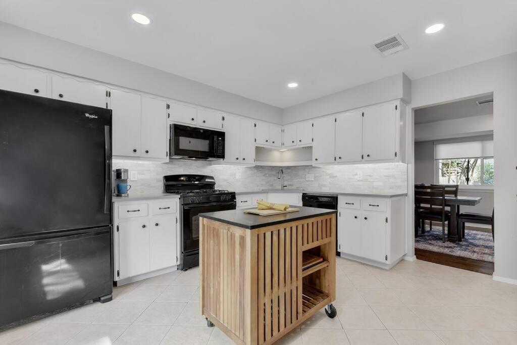 Remodeled 3br, 2.5 Bath Retreat W/ Large Backyard Holiday home *