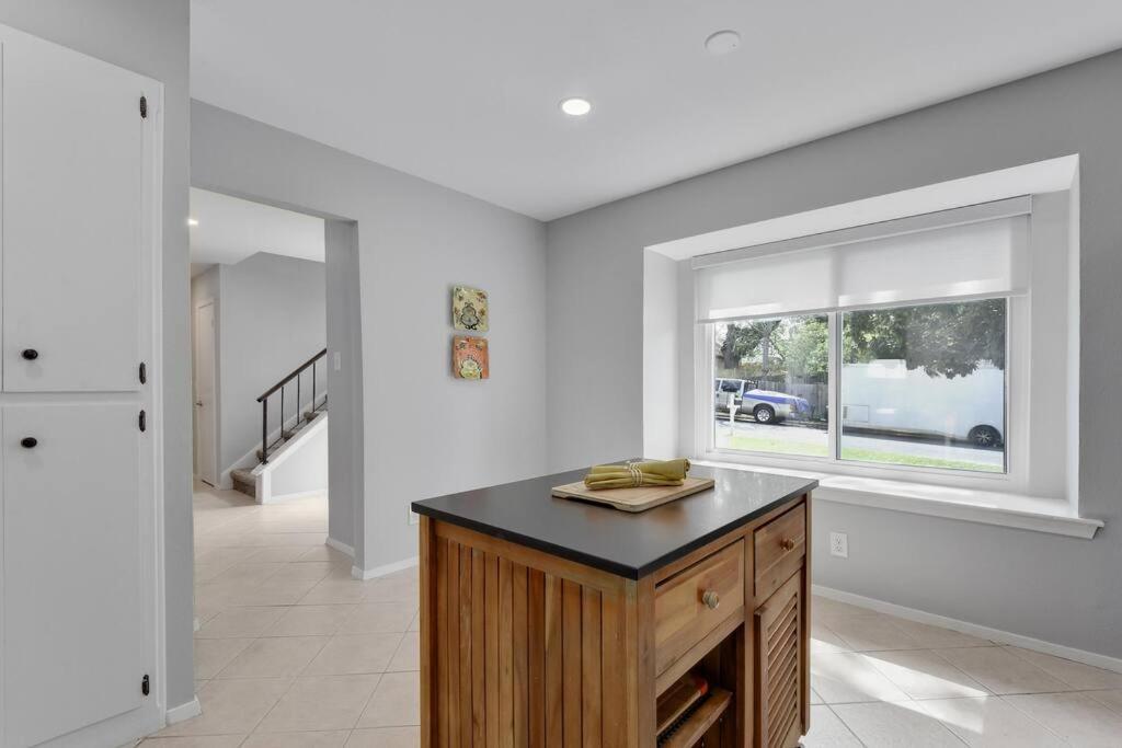 Holiday home Remodeled 3br, 2.5 Bath Retreat W/ Large Backyard