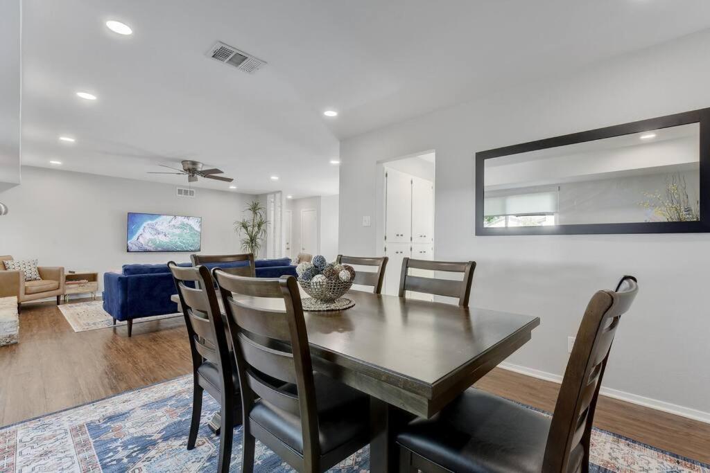 Remodeled 3br, 2.5 Bath Retreat W/ Large Backyard Holiday home *
