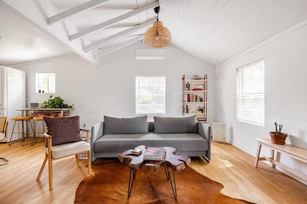 Walk To Coffee, Bars, Eats — The Cozy Holiday home