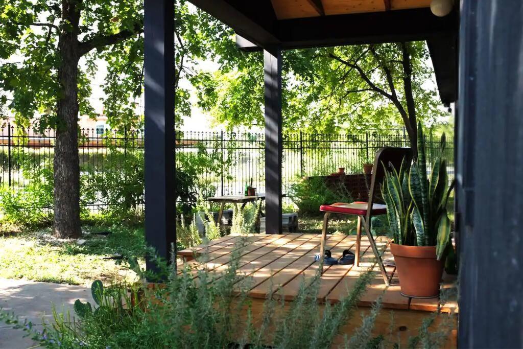 Walk To Coffee, Bars, Eats — The Cozy Holiday home *