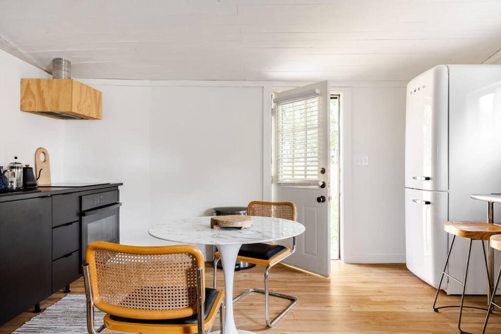 Walk To Coffee, Bars, Eats — The Cozy Holiday home