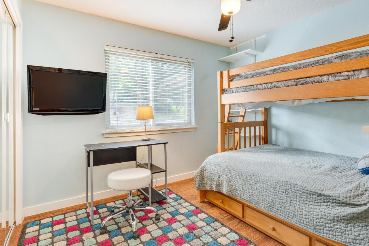Holiday home Pet-friendly With Private Yard!
