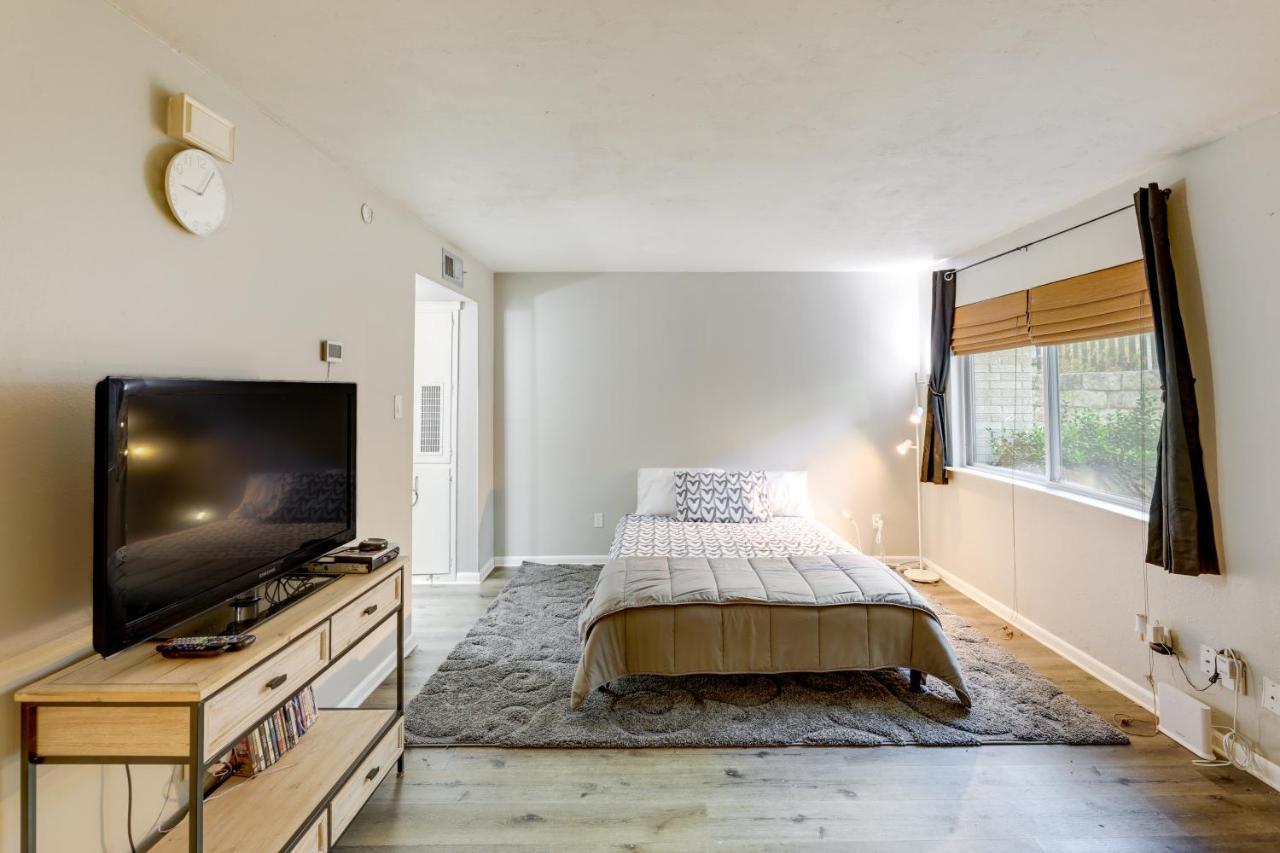 Pet-friendly With Pool, Near Downtown Apartment *