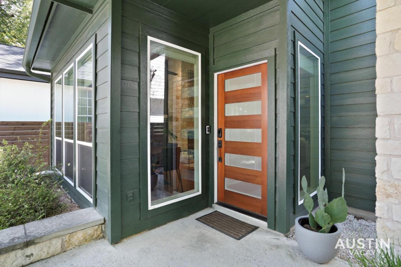 Holiday home Stylish Retreat W Outdoor Oasis In Heart Of