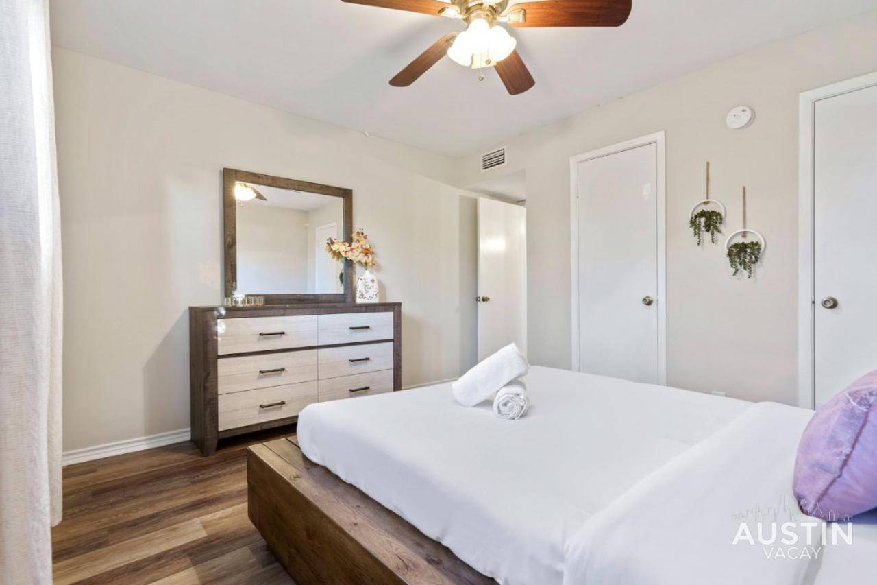 Holiday home Free Parking And Pool At Chic Oasis Austin