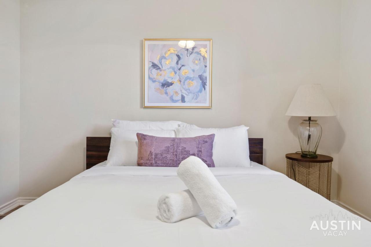 Holiday home Free Parking And Pool At Chic Oasis Austin