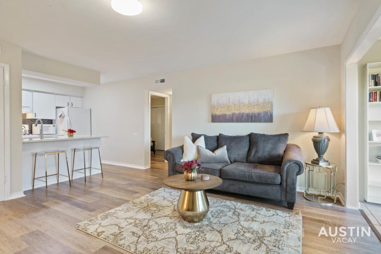 Holiday home Free Parking And Pool At Chic Oasis Austin