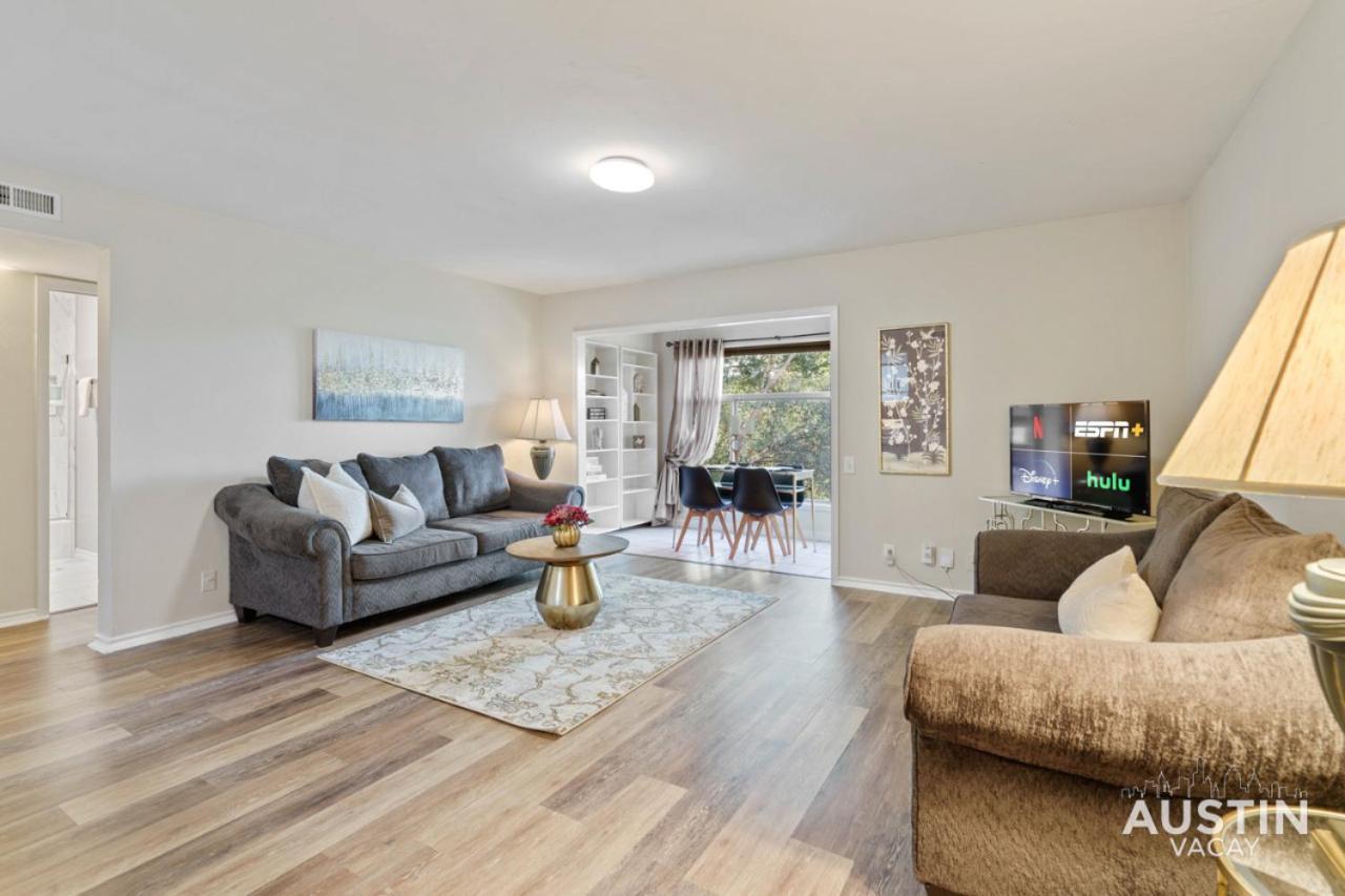 Holiday home Free Parking And Pool At Chic Oasis Austin