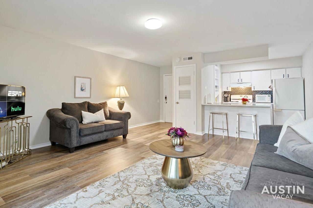 Holiday home Free Parking And Pool At Chic Oasis