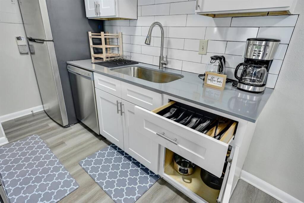 Apartment Spacious 3b/3bath W/ Gym, Free Parking, 1g Wi-fi Austin