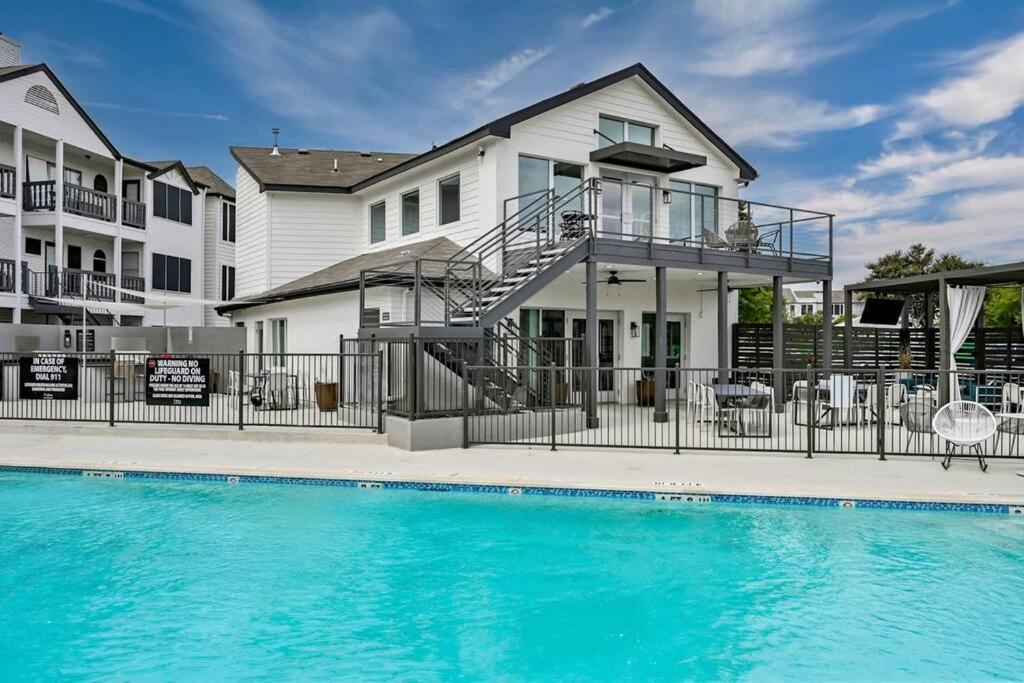 Spacious 3b/3bath W/ Gym, Free Parking, 1g Wi-fi Apartment Austin