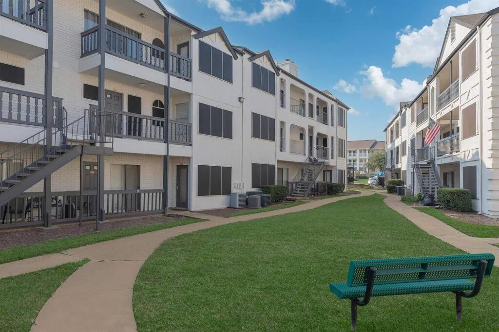 Apartment Spacious 3b/3bath W/ Gym, Free Parking, 1g Wi-fi *