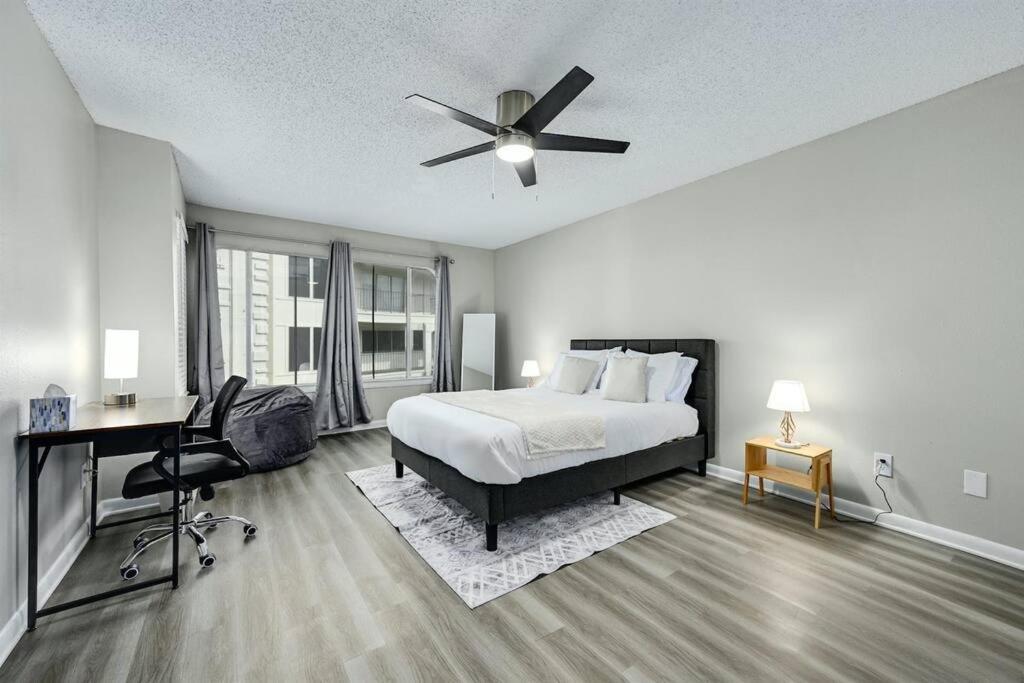 Spacious 3b/3bath W/ Gym, Free Parking, 1g Wi-fi Apartment *