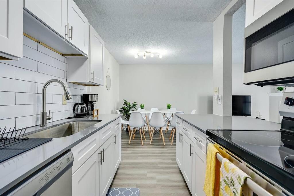 Apartment Spacious 3b/3bath W/ Gym, Free Parking, 1g Wi-fi