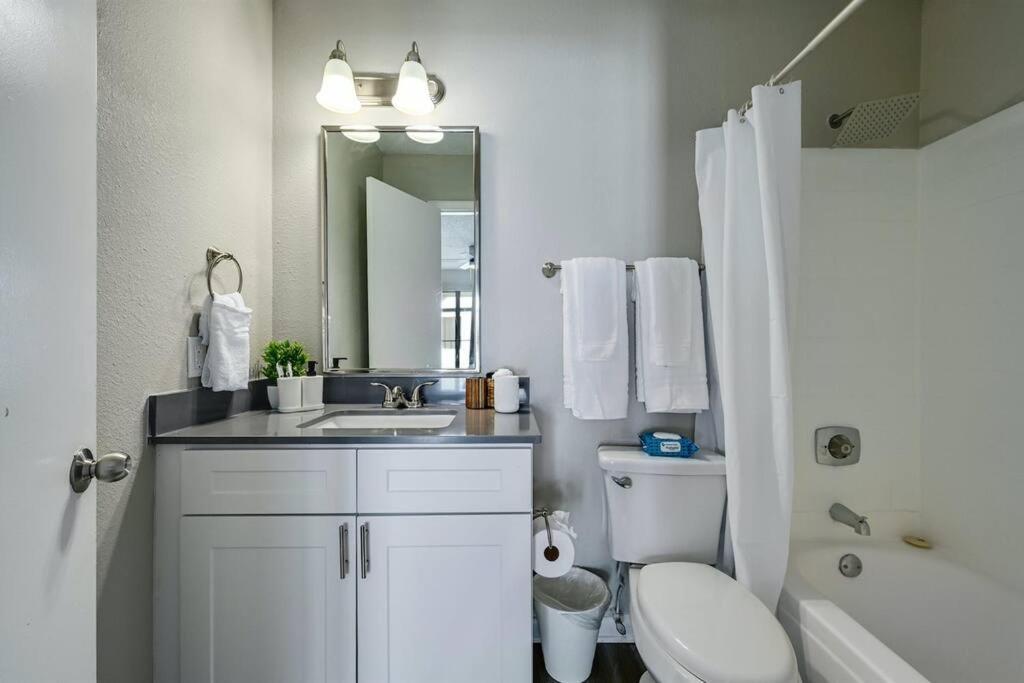 Apartment Spacious 3b/3bath W/ Gym, Free Parking, 1g Wi-fi *