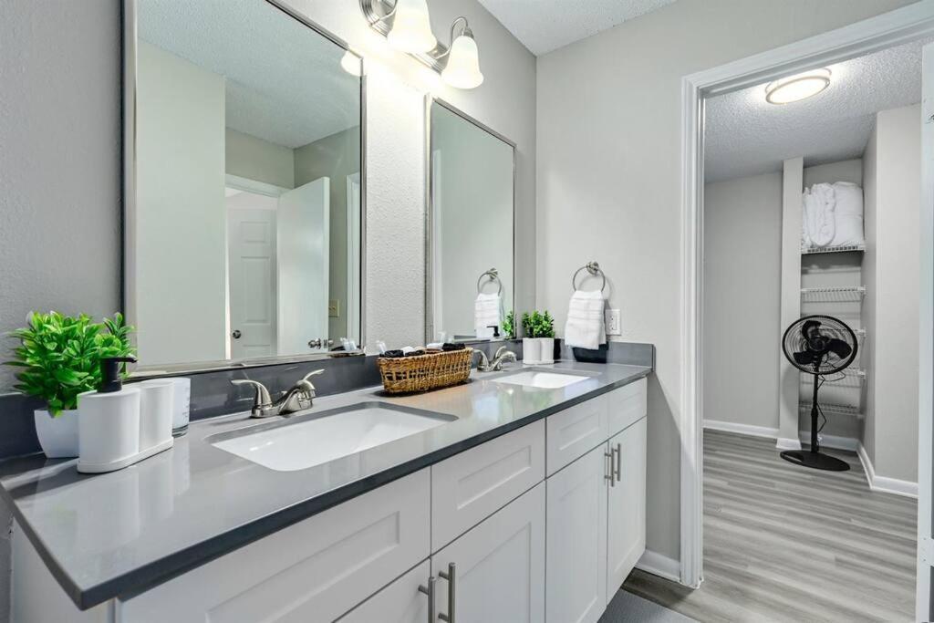 Apartment Spacious 3b/3bath W/ Gym, Free Parking, 1g Wi-fi Austin