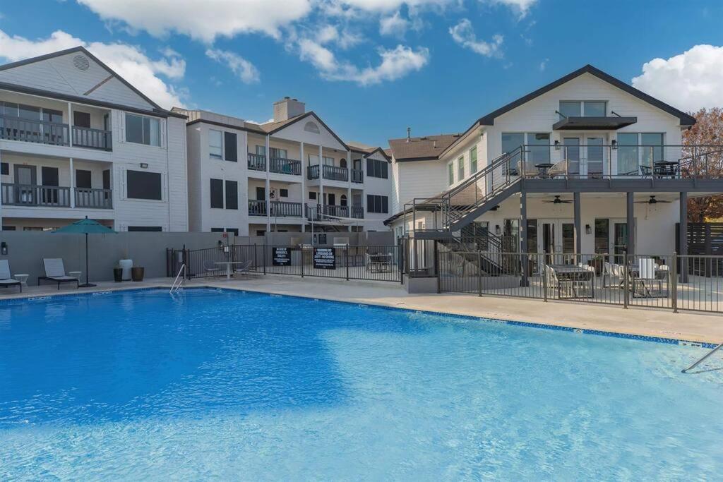 Spacious 3b/3bath W/ Gym, Free Parking, 1g Wi-fi Austin