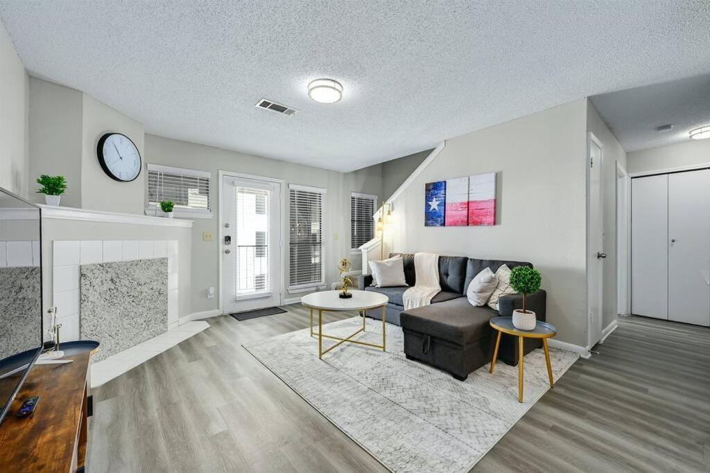 Spacious 3b/3bath W/ Gym, Free Parking, 1g Wi-fi * Austin