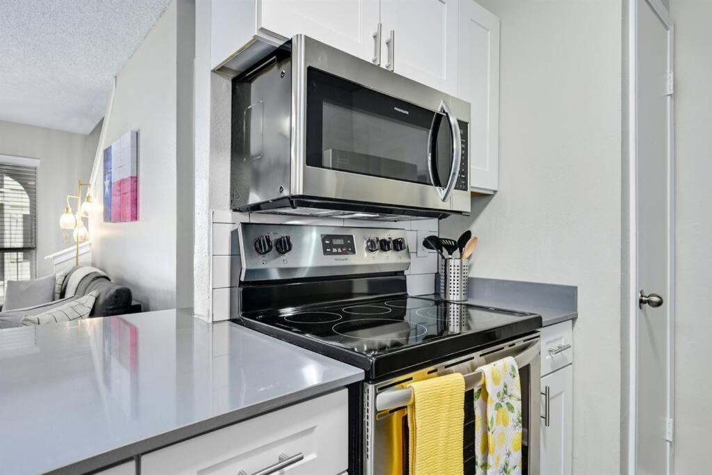 Spacious 3b/3bath W/ Gym, Free Parking, 1g Wi-fi Apartment *