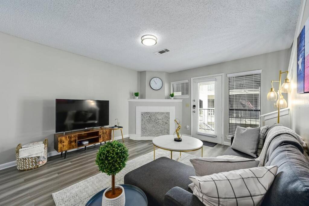 Spacious 3b/3bath W/ Gym, Free Parking, 1g Wi-fi *