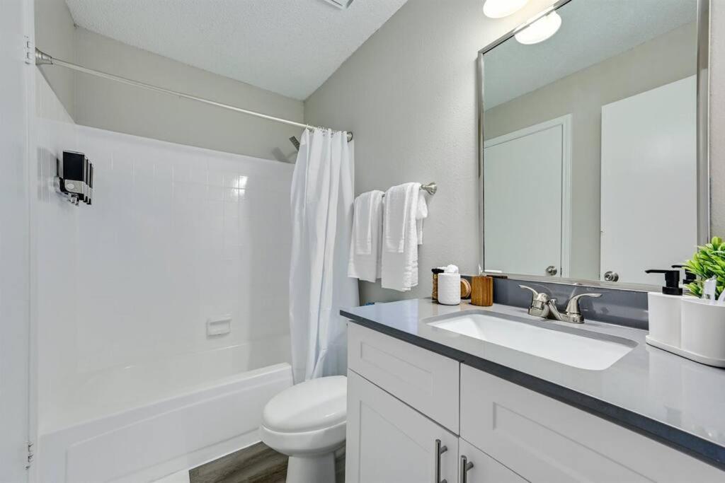 Spacious 3b/3bath W/ Gym, Free Parking, 1g Wi-fi Apartment *