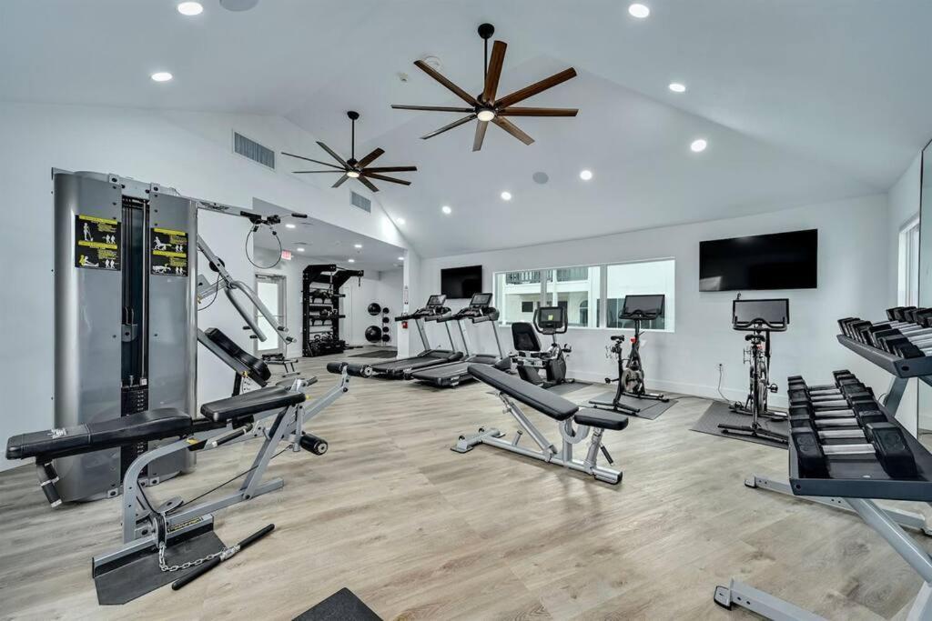 Apartment Spacious 3b/3bath W/ Gym, Free Parking, 1g Wi-fi