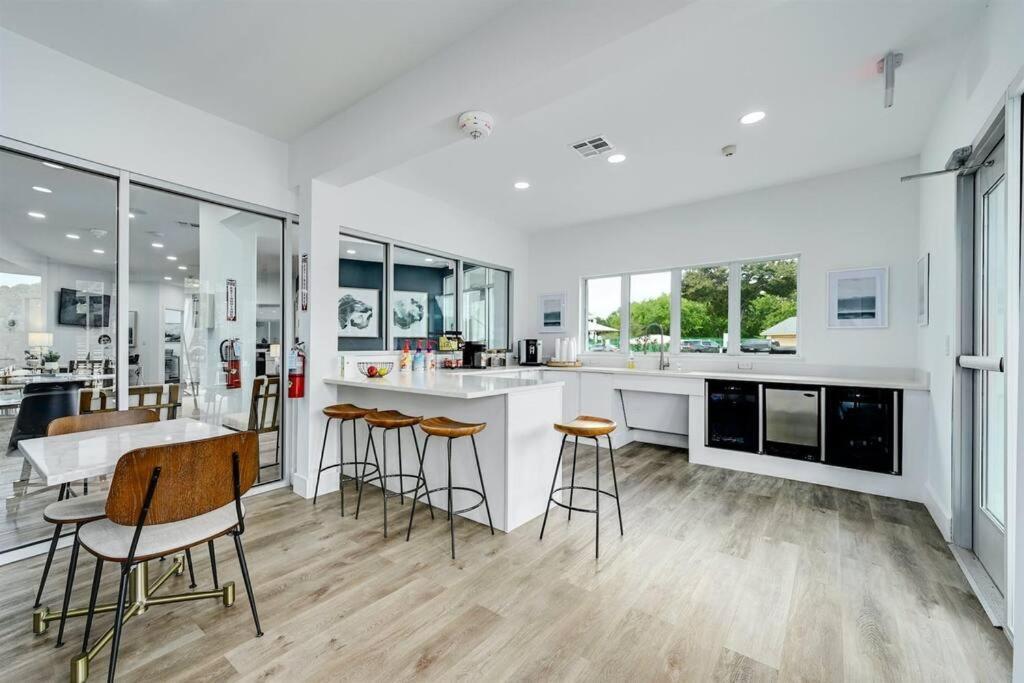 Spacious 3b/3bath W/ Gym, Free Parking, 1g Wi-fi *