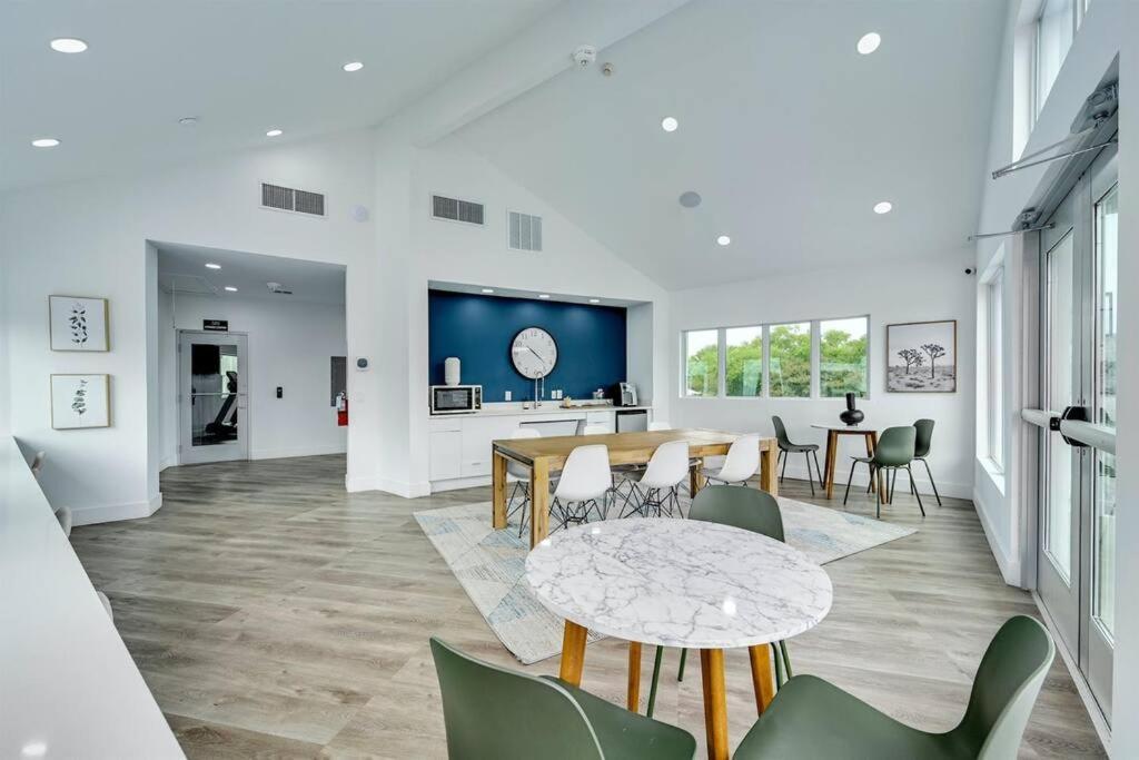 Spacious 3b/3bath W/ Gym, Free Parking, 1g Wi-fi Apartment *