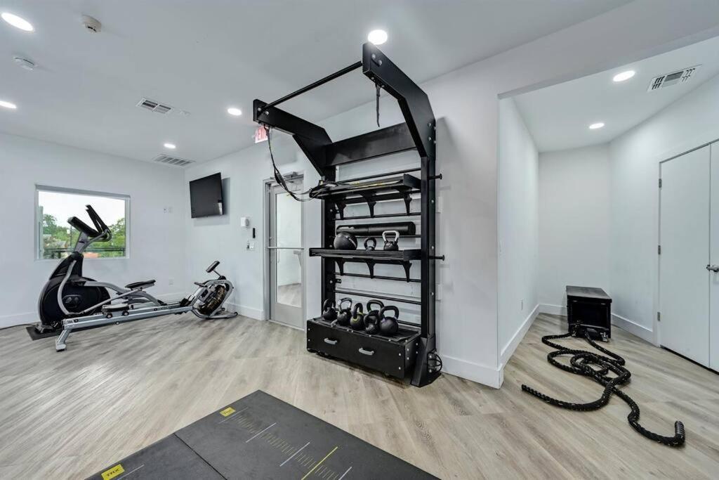 Spacious 3b/3bath W/ Gym, Free Parking, 1g Wi-fi * Austin