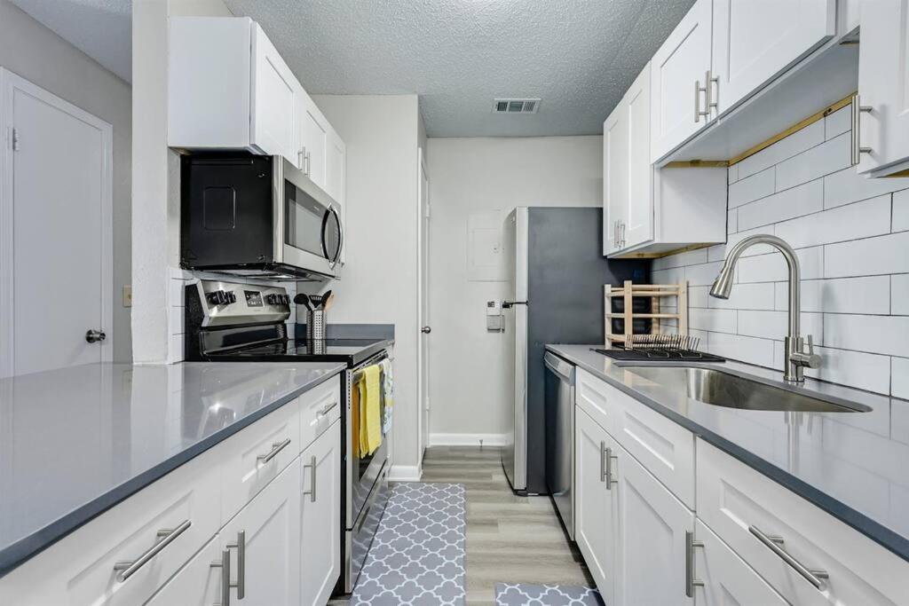 Spacious 3b/3bath W/ Gym, Free Parking, 1g Wi-fi Apartment Austin