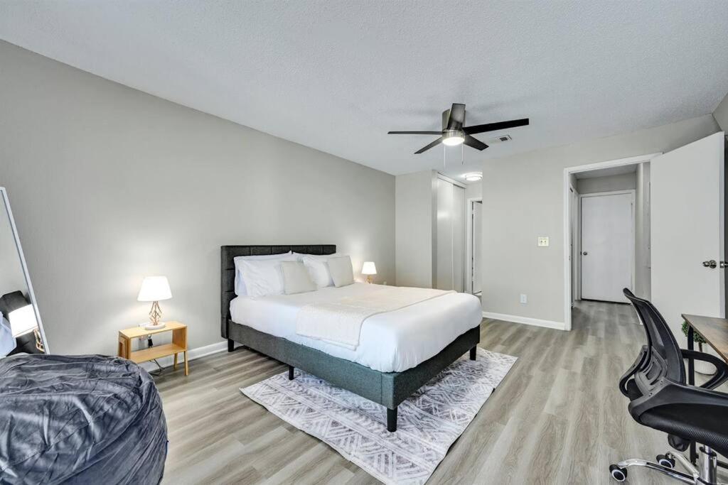 Spacious 3b/3bath W/ Gym, Free Parking, 1g Wi-fi Austin