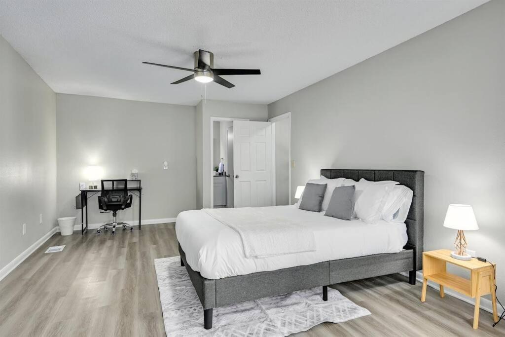 Spacious 3b/3bath W/ Gym, Free Parking, 1g Wi-fi *