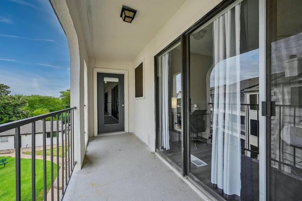 Spacious 3b/3bath W/ Gym, Free Parking, 1g Wi-fi Apartment *