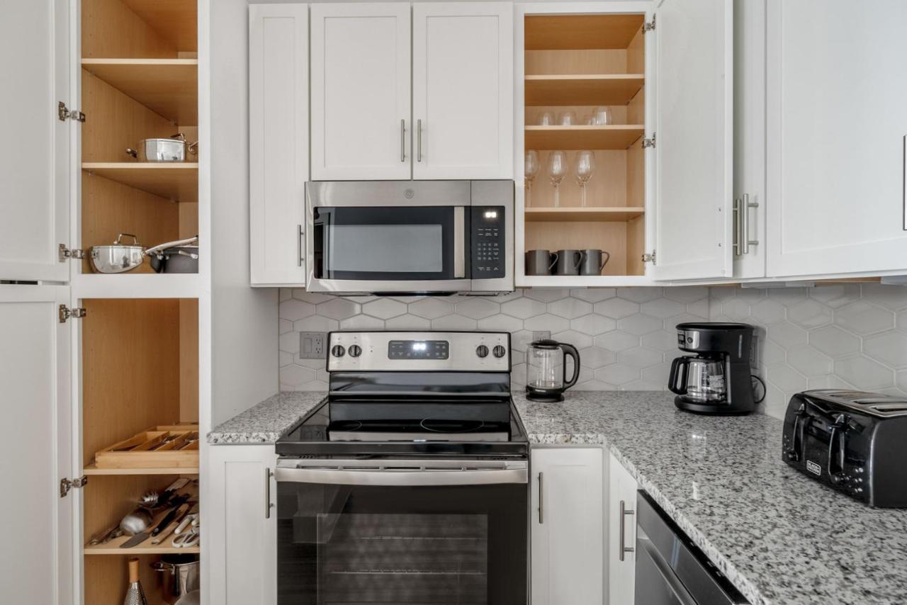 Apartment Downtown 1br W Deck Gym Nr Shopping Atx-214 Austin