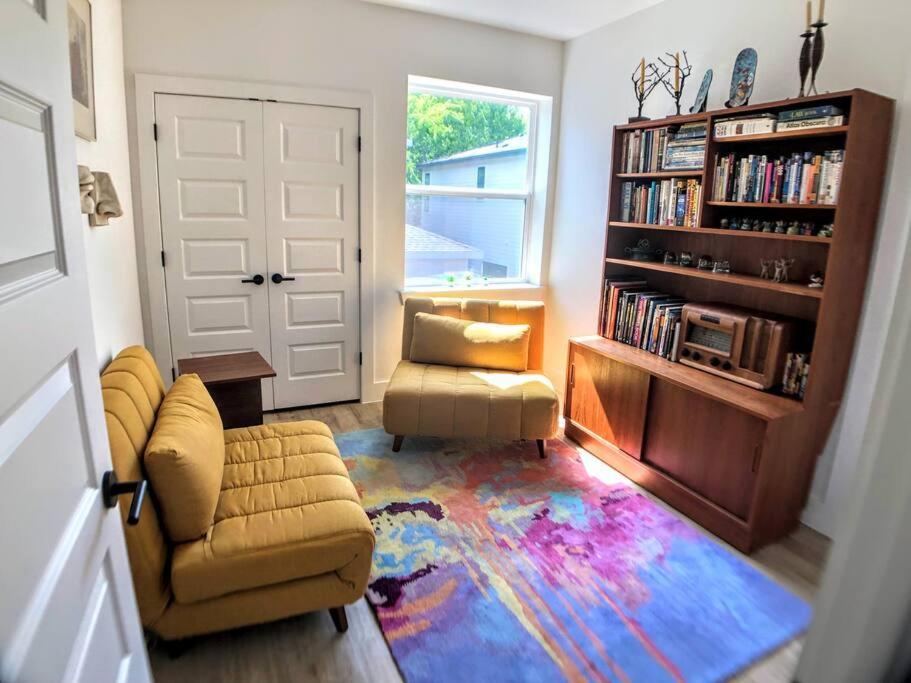 East Austintacious - Artsy, Walkable 4br 4ba *
