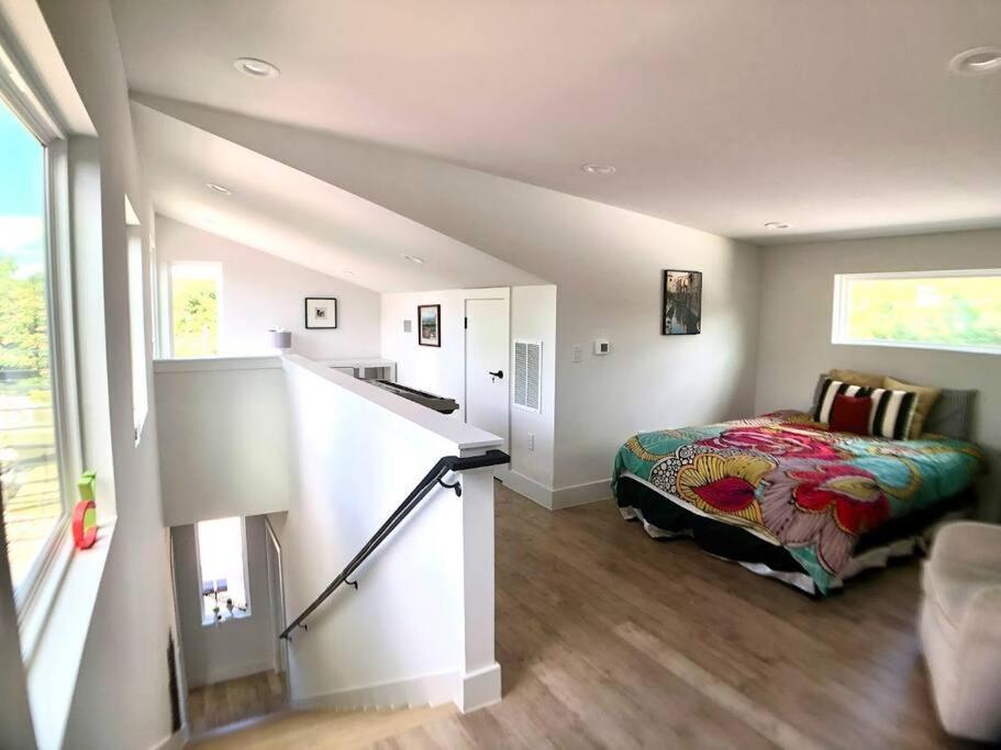 East Austintacious - Artsy, Walkable 4br 4ba Holiday home Austin