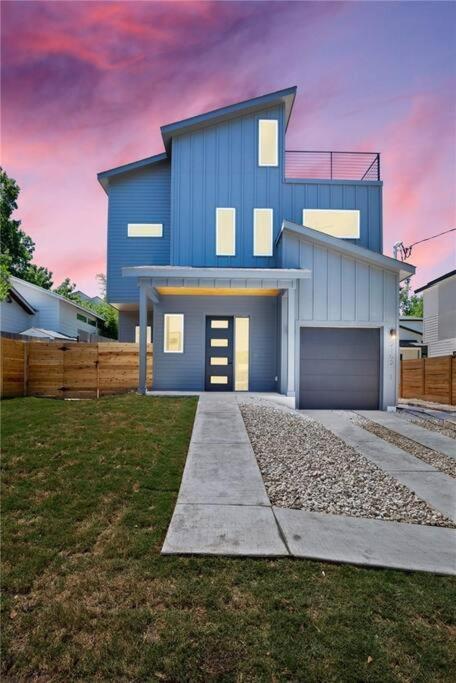 East Austintacious - Artsy, Walkable 4br 4ba * Austin
