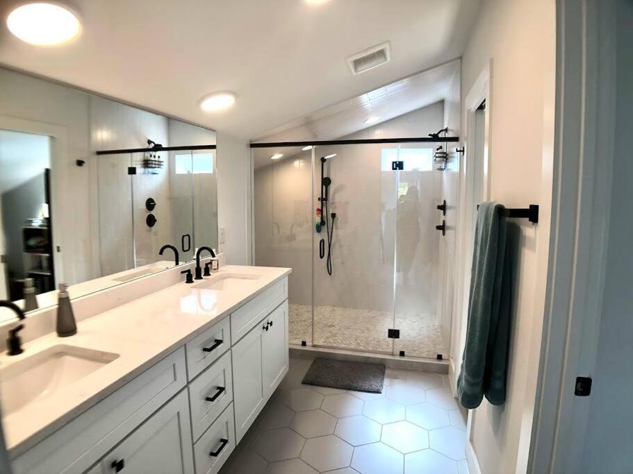 East Austintacious - Artsy, Walkable 4br 4ba