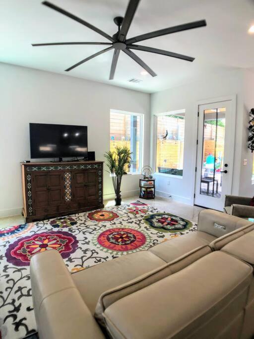East Austintacious - Artsy, Walkable 4br 4ba Holiday home Austin