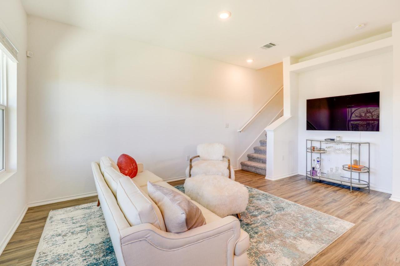 Quiet With Fenced Yard 12 Mi To Downtown *