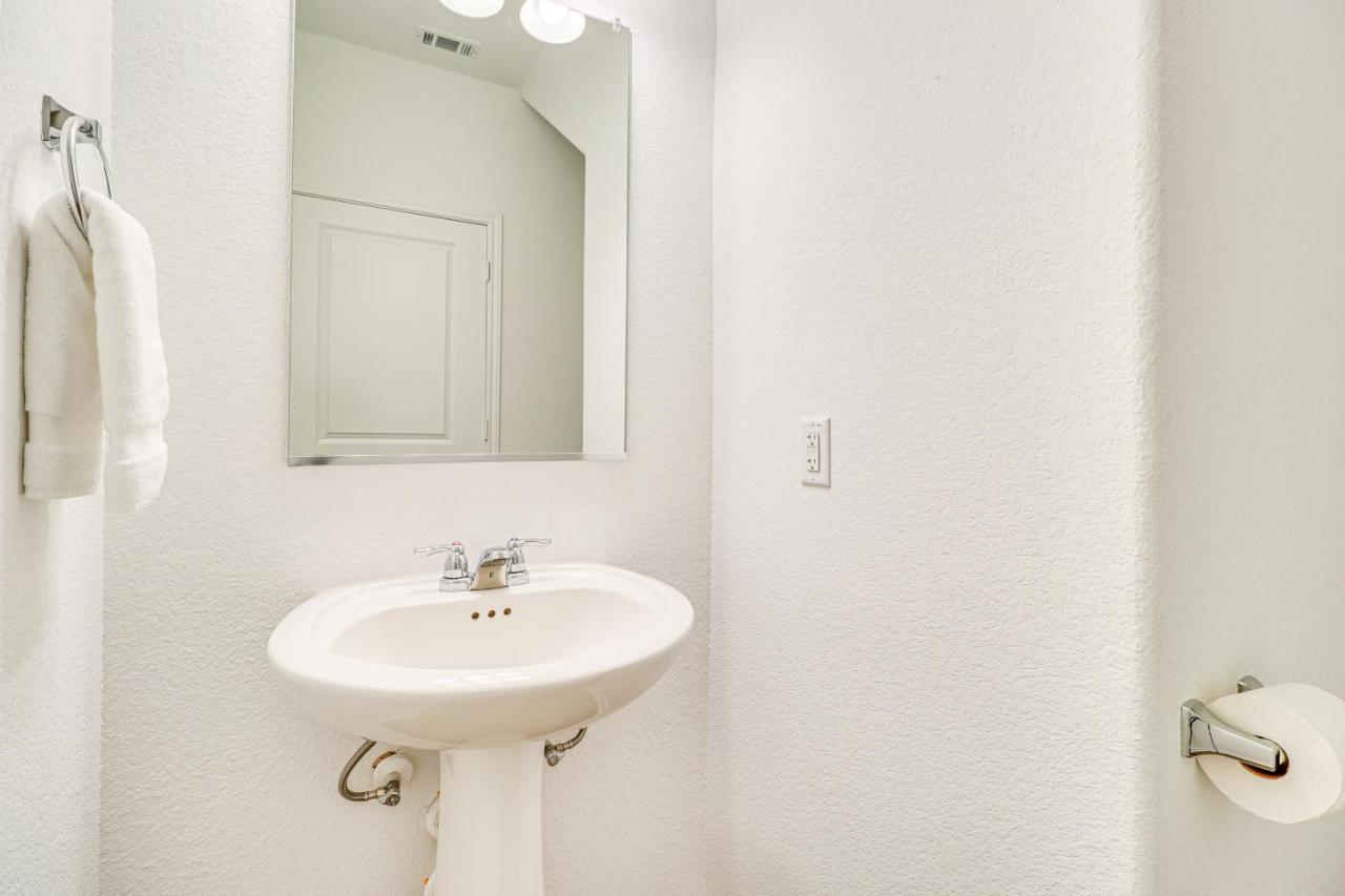 Quiet With Fenced Yard 12 Mi To Downtown *