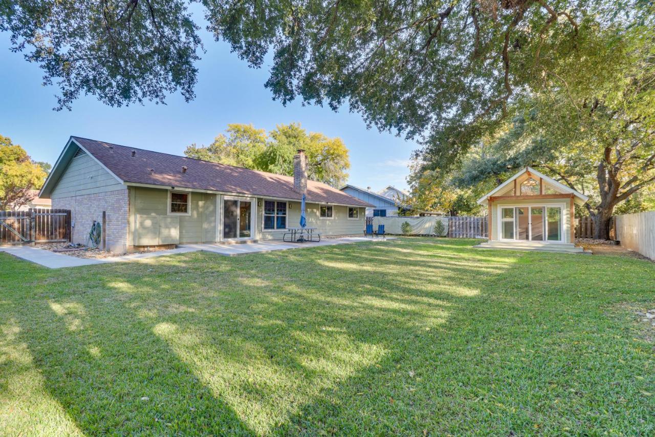 Texas Retreat With Patio, Fireplace And Fenced-in Yard