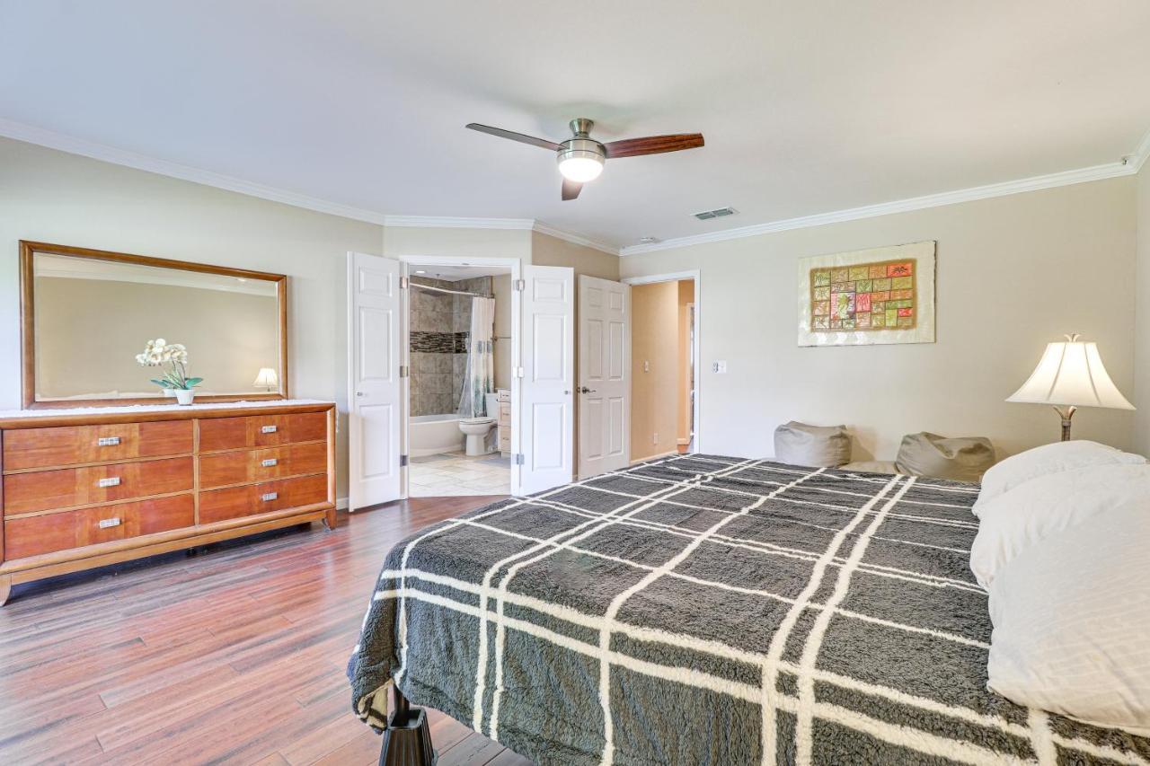 Texas Retreat With Patio, Fireplace And Fenced-in Yard Holiday home Austin