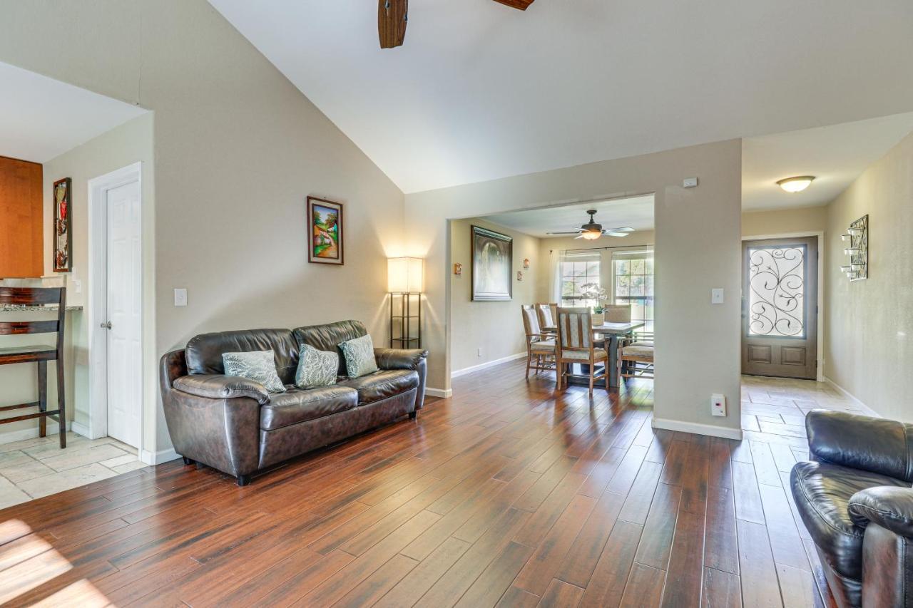 Texas Retreat With Patio, Fireplace And Fenced-in Yard