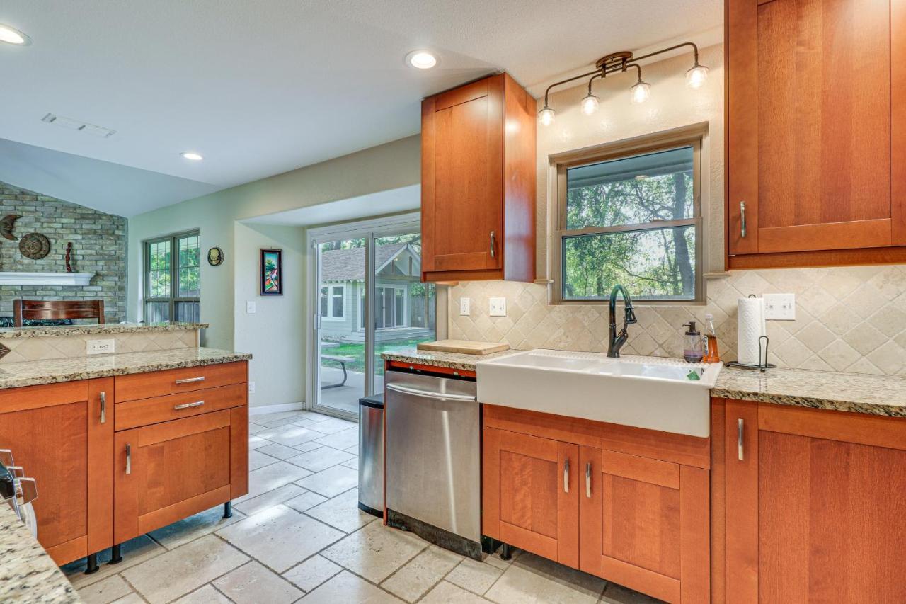 Texas Retreat With Patio, Fireplace And Fenced-in Yard Holiday home Austin