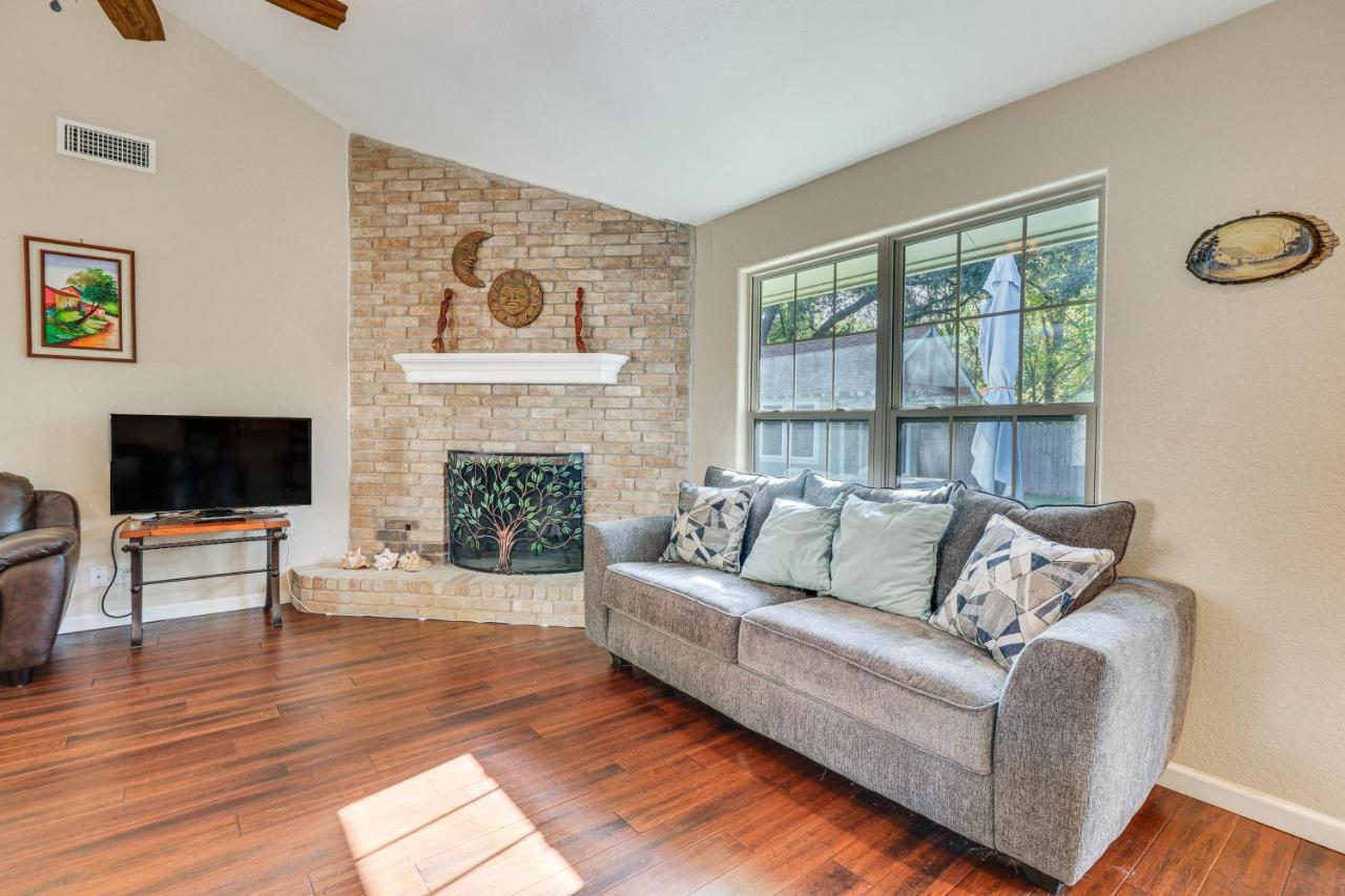 Texas Retreat With Patio, Fireplace And Fenced-in Yard Holiday home